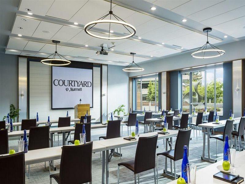 Courtyard Burlington Harbor Hotel Екстериор снимка