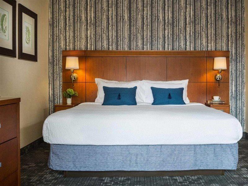 Courtyard Burlington Harbor Hotel Екстериор снимка