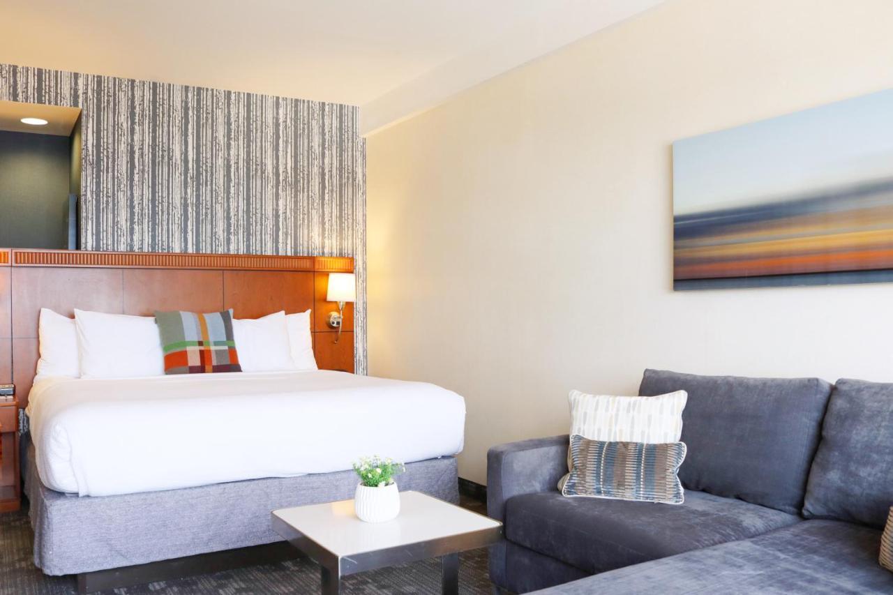 Courtyard Burlington Harbor Hotel Екстериор снимка
