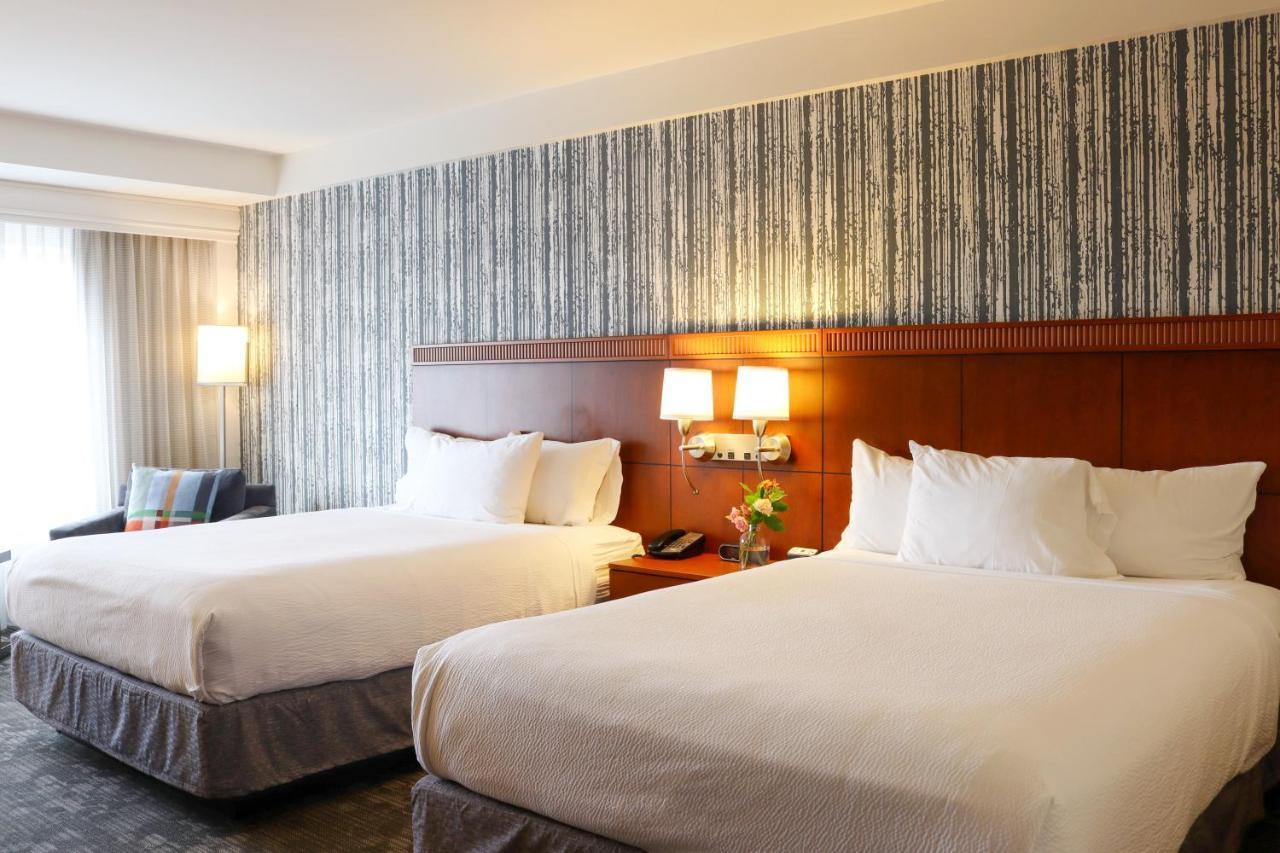 Courtyard Burlington Harbor Hotel Екстериор снимка