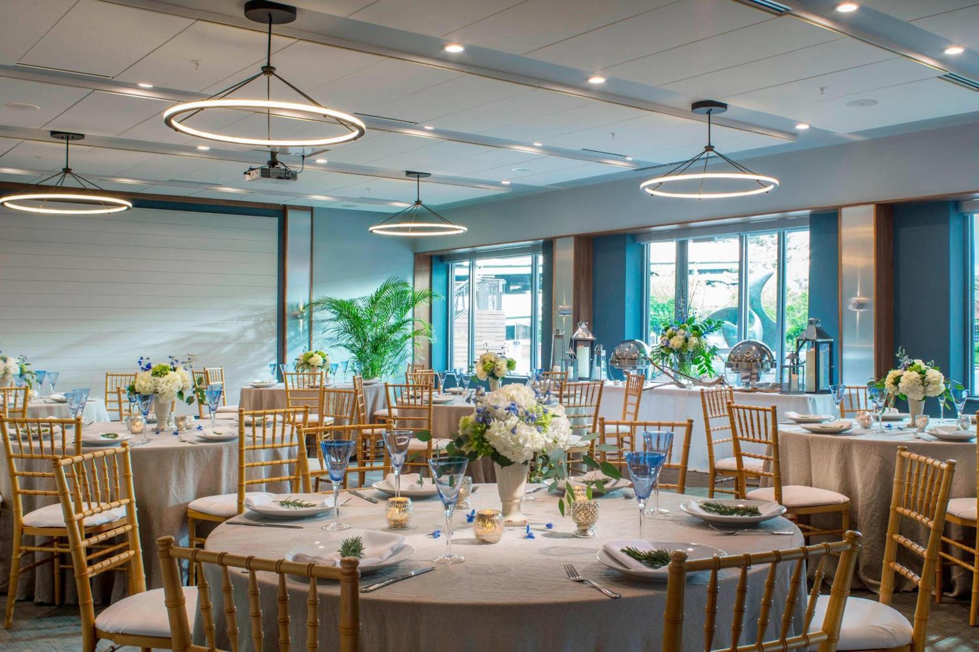 Courtyard Burlington Harbor Hotel Екстериор снимка