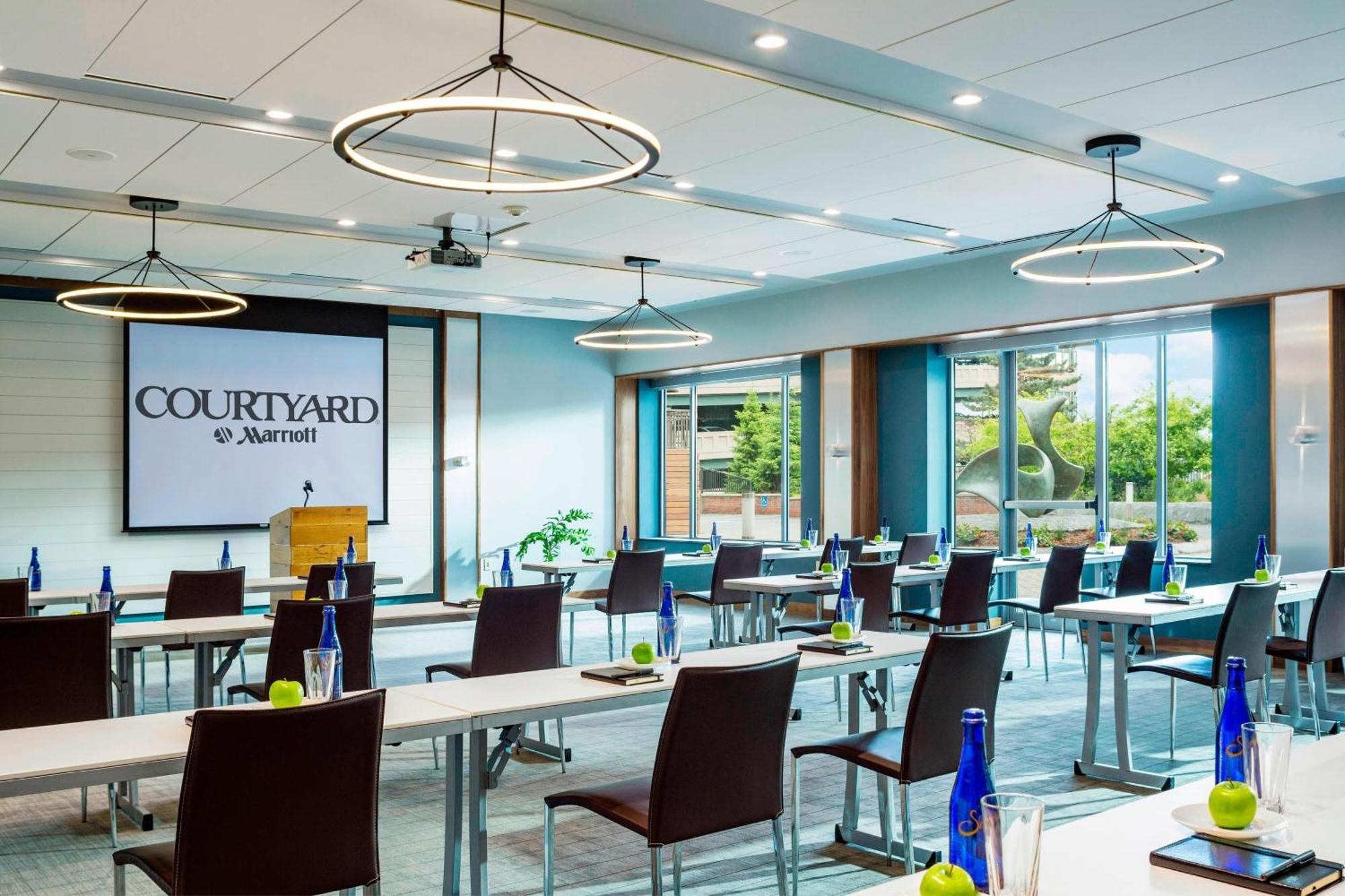 Courtyard Burlington Harbor Hotel Екстериор снимка