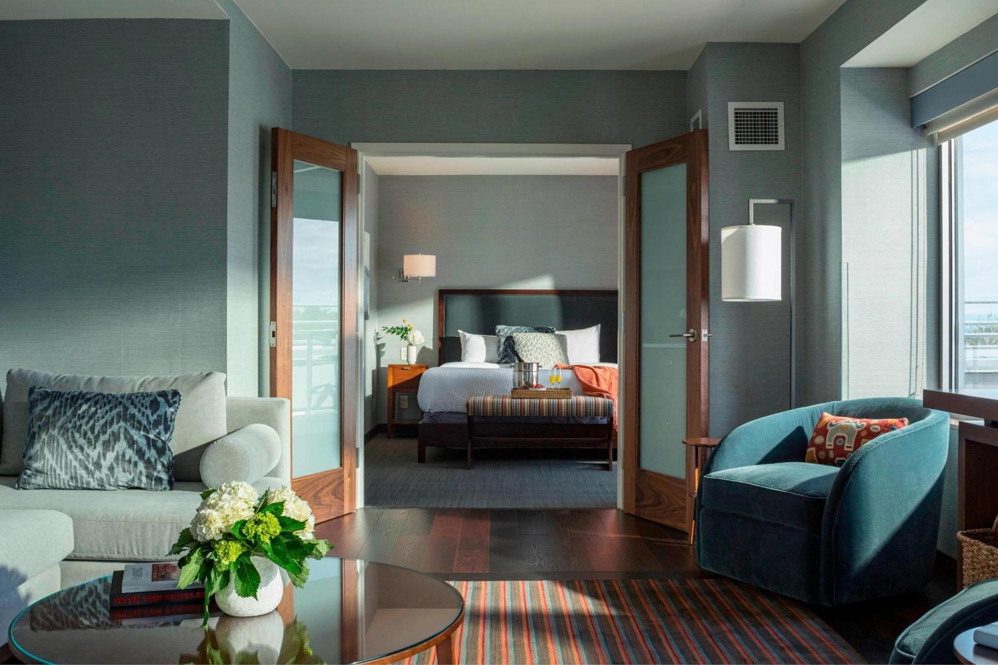 Courtyard Burlington Harbor Hotel Екстериор снимка