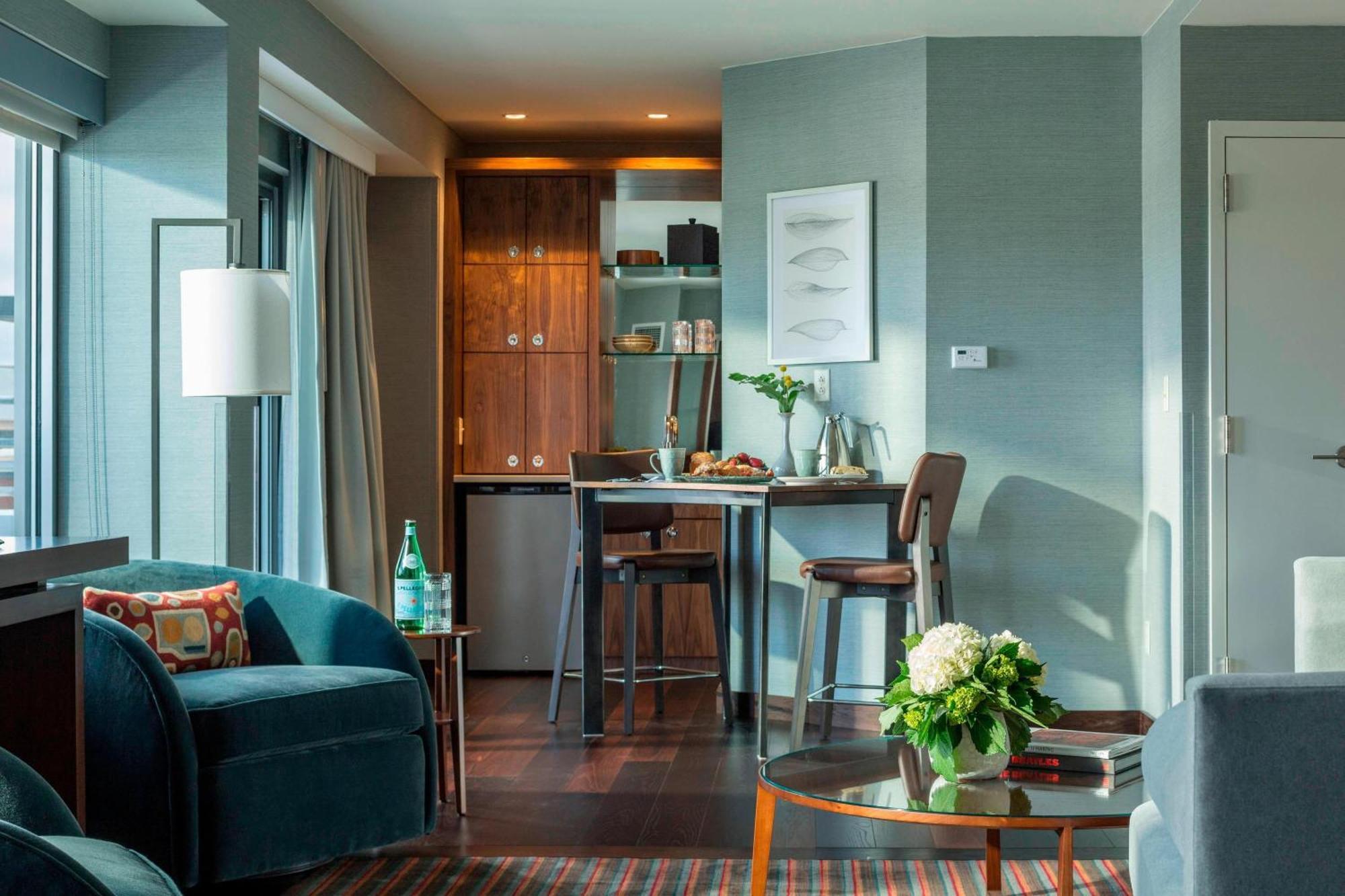 Courtyard Burlington Harbor Hotel Екстериор снимка