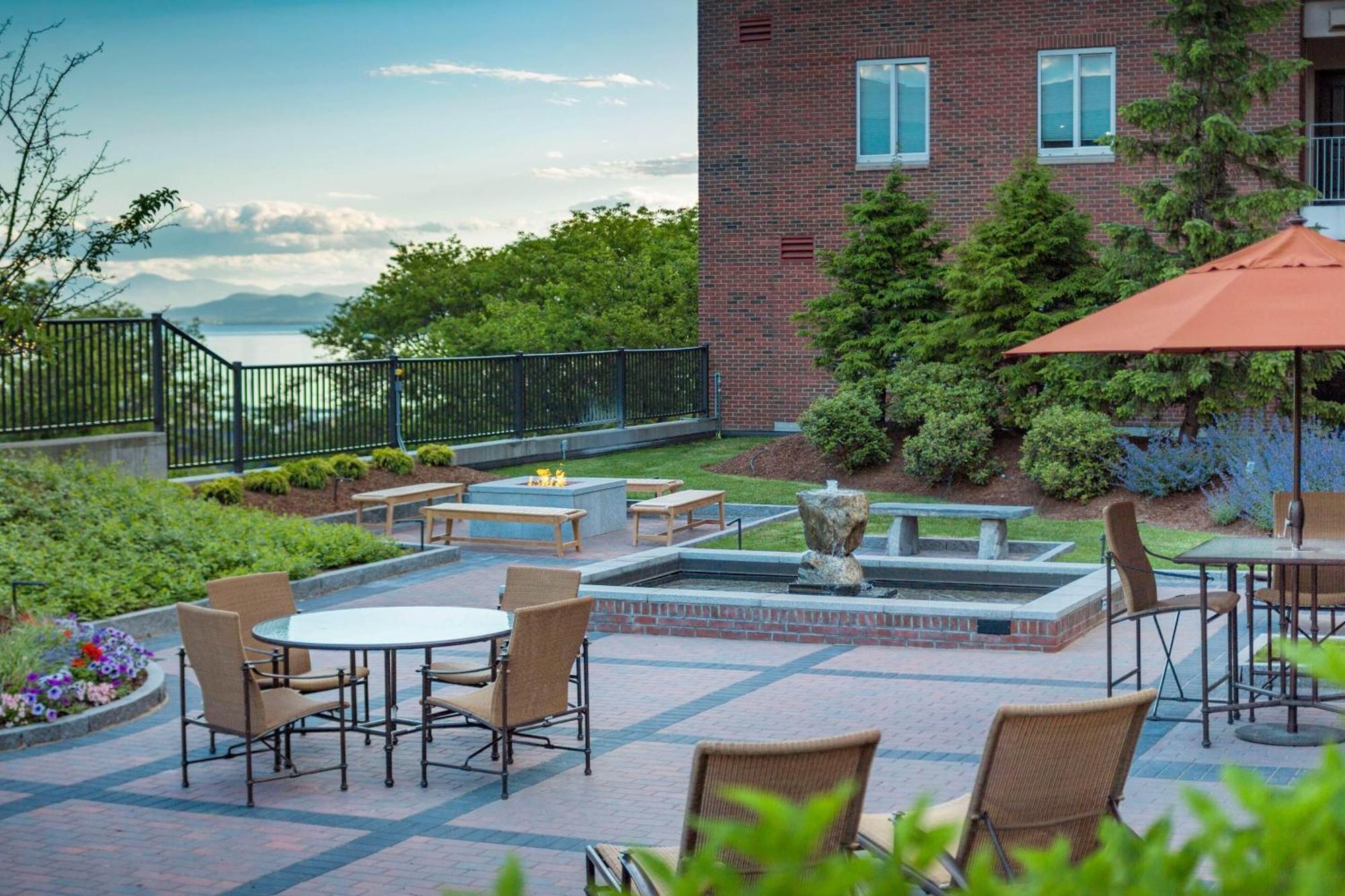 Courtyard Burlington Harbor Hotel Екстериор снимка