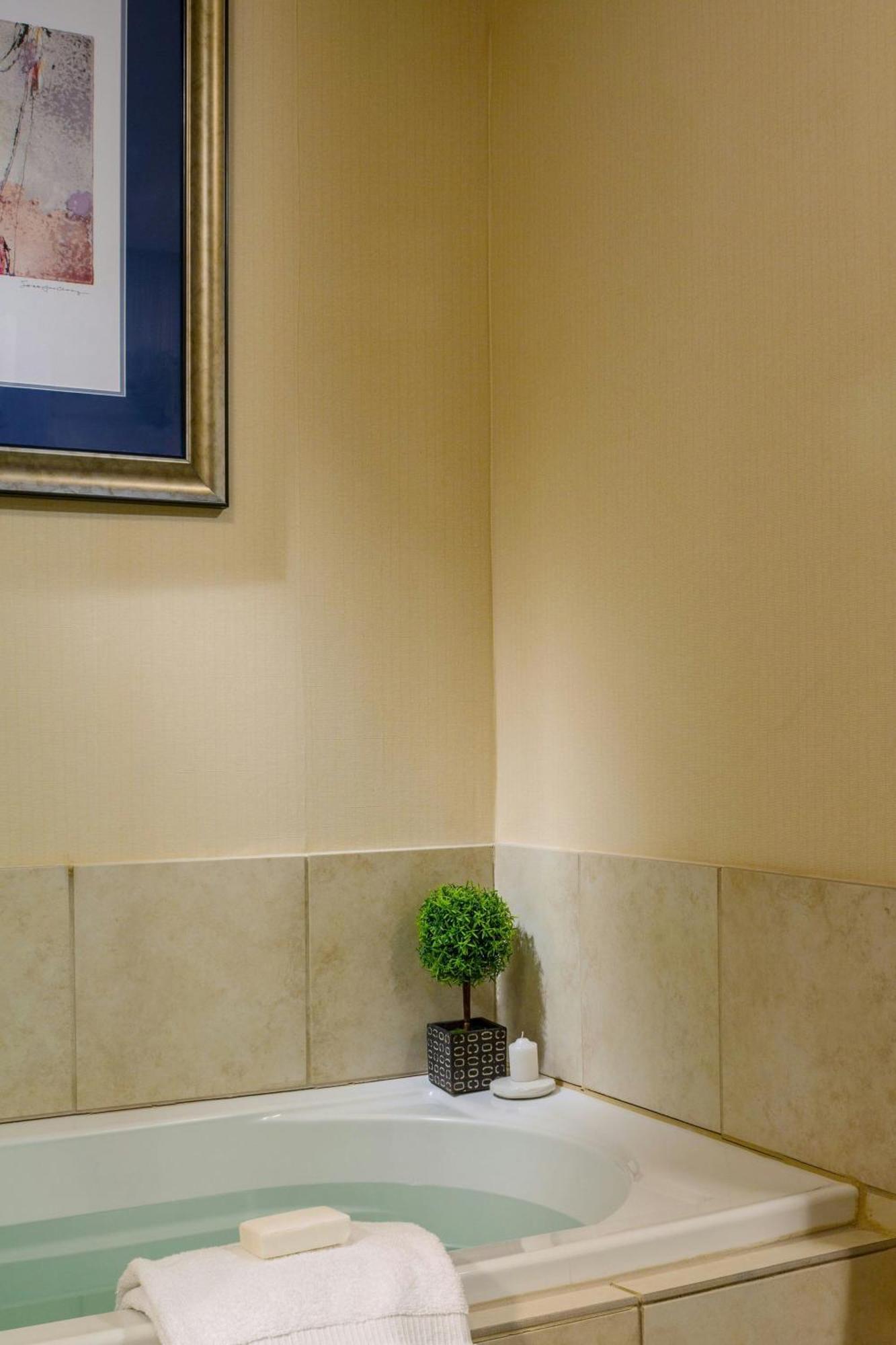 Courtyard Burlington Harbor Hotel Екстериор снимка