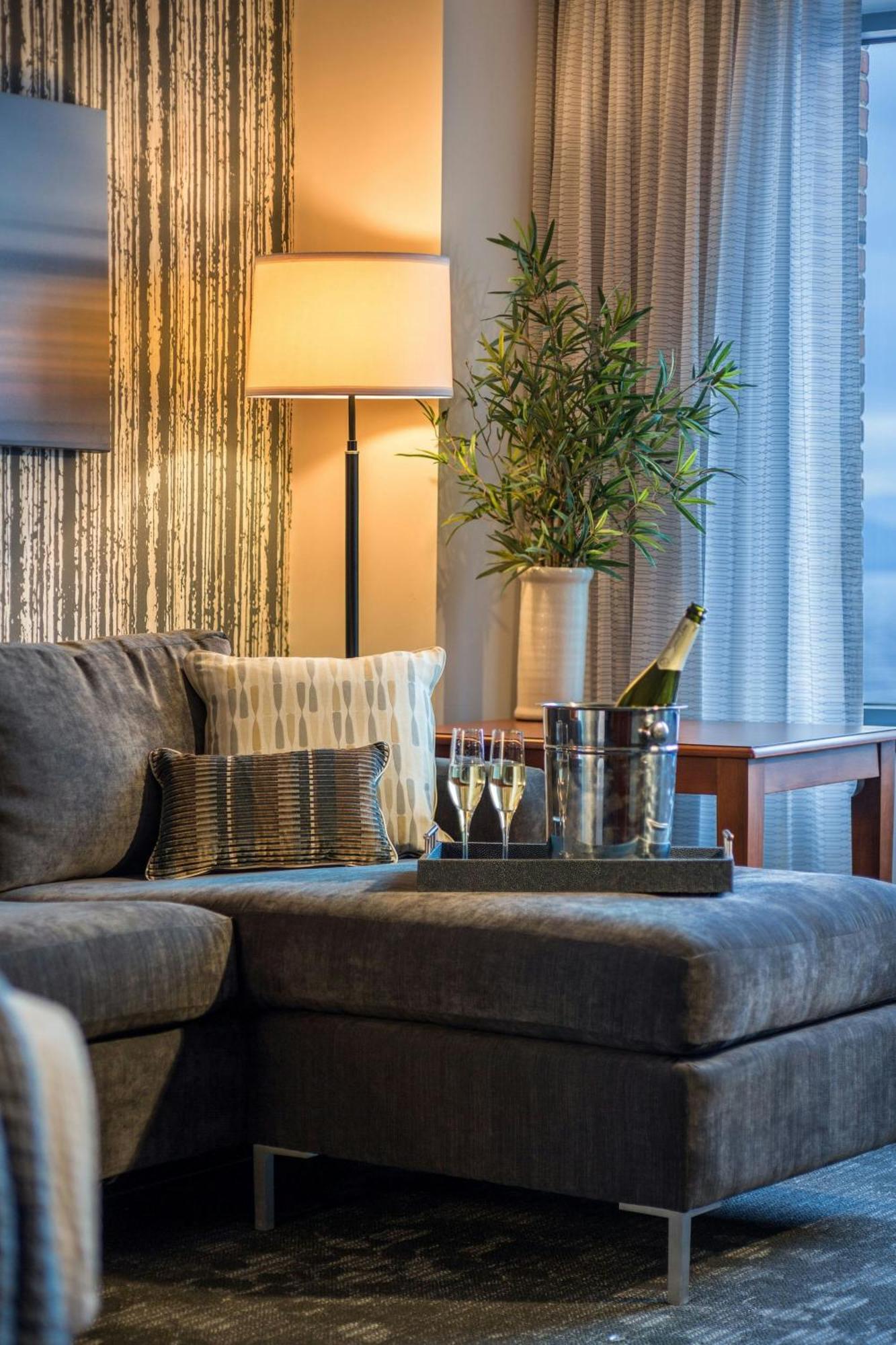 Courtyard Burlington Harbor Hotel Екстериор снимка