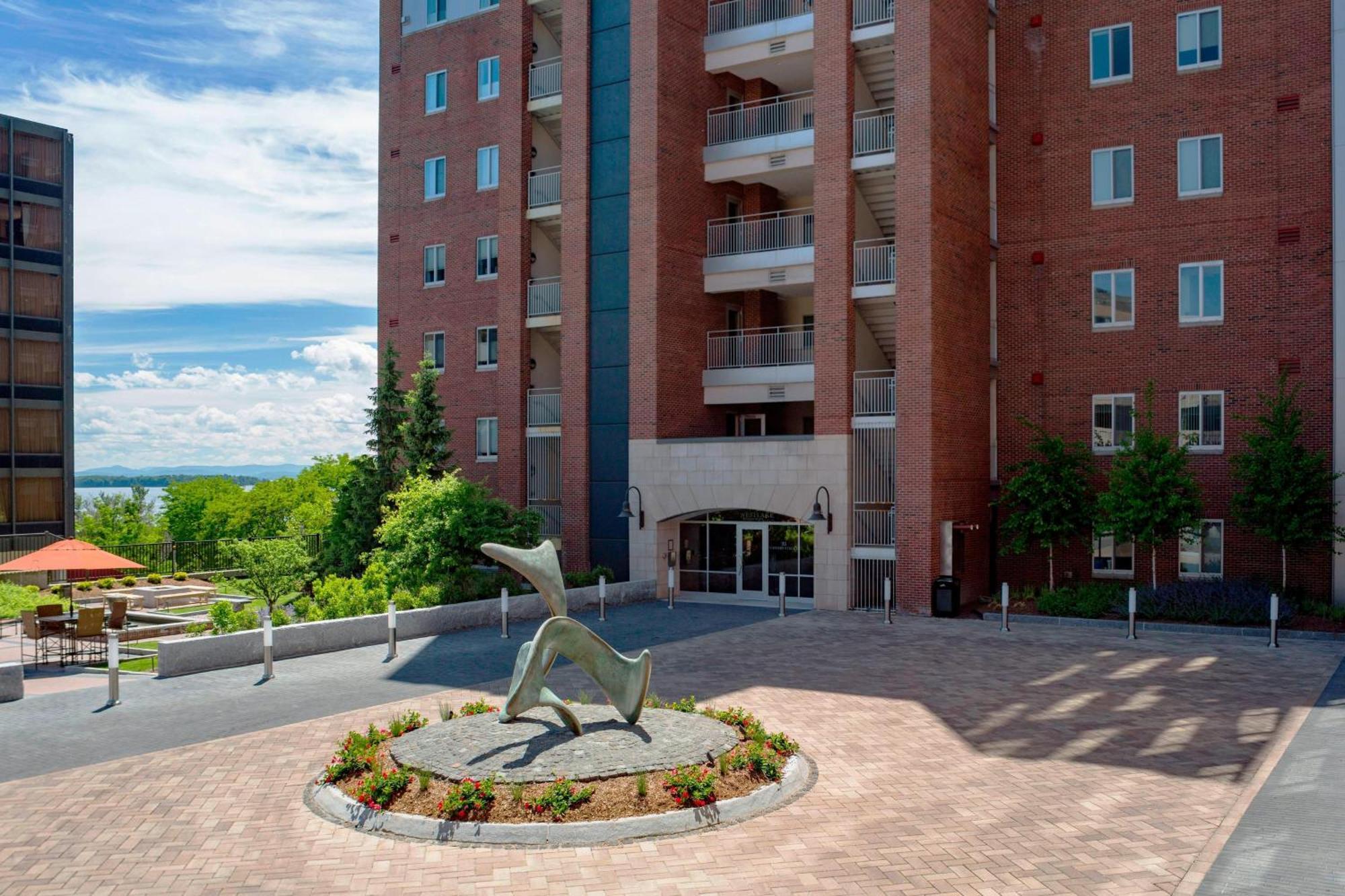 Courtyard Burlington Harbor Hotel Екстериор снимка