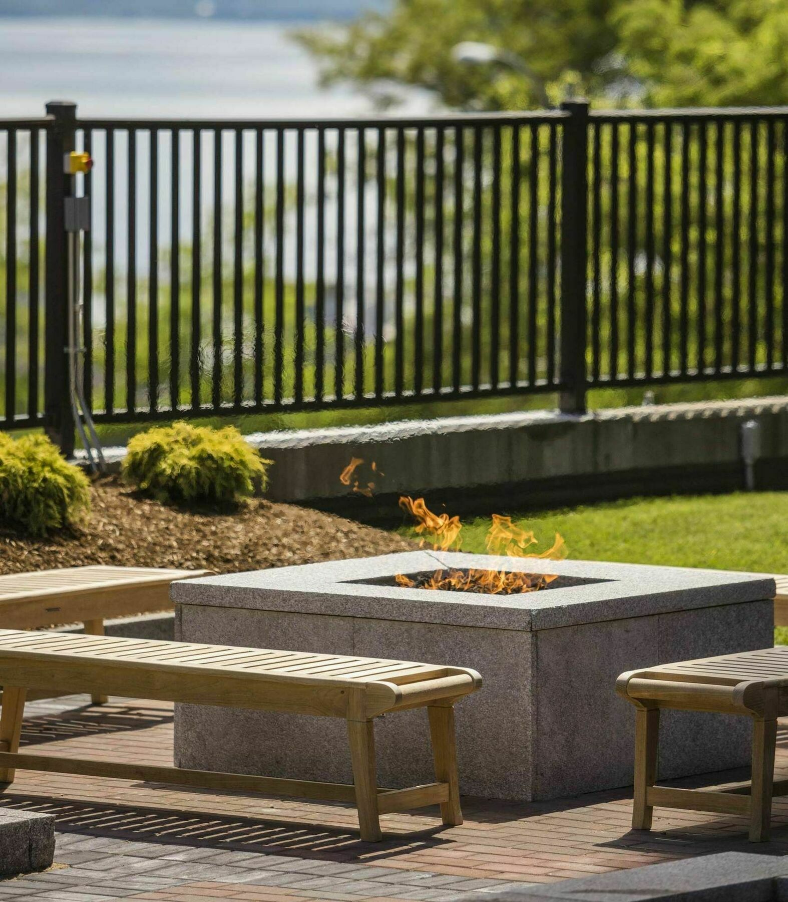 Courtyard Burlington Harbor Hotel Екстериор снимка