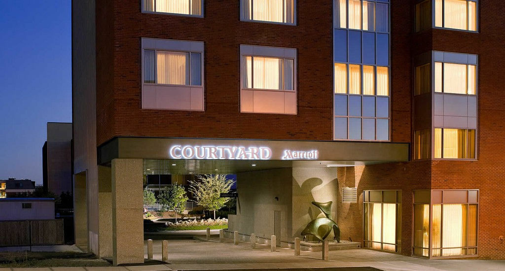 Courtyard Burlington Harbor Hotel Екстериор снимка